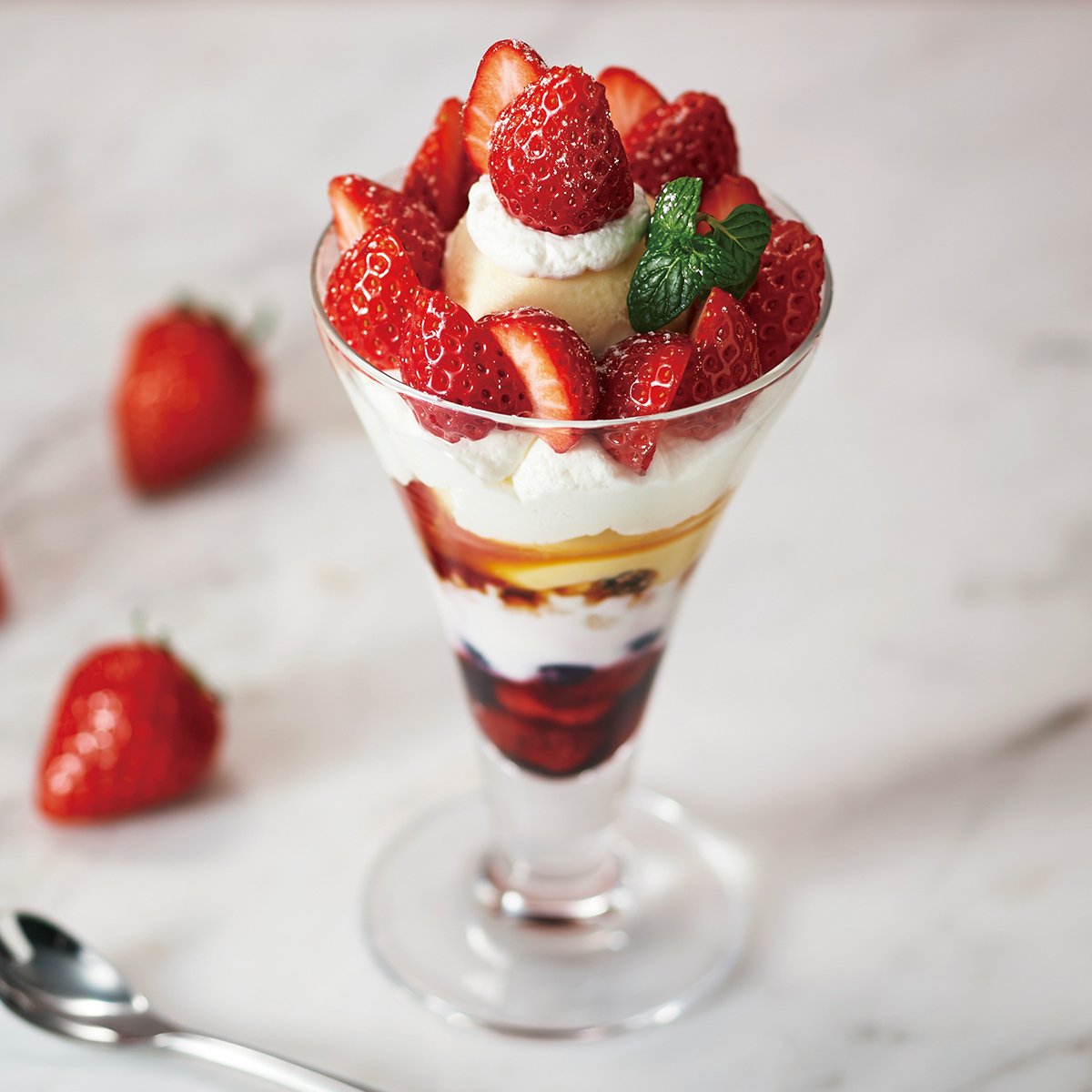 篠田いちご園の<br>あまクイーンと<br>プリンのパフェ