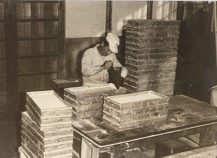 1950年代の工場での作業風景